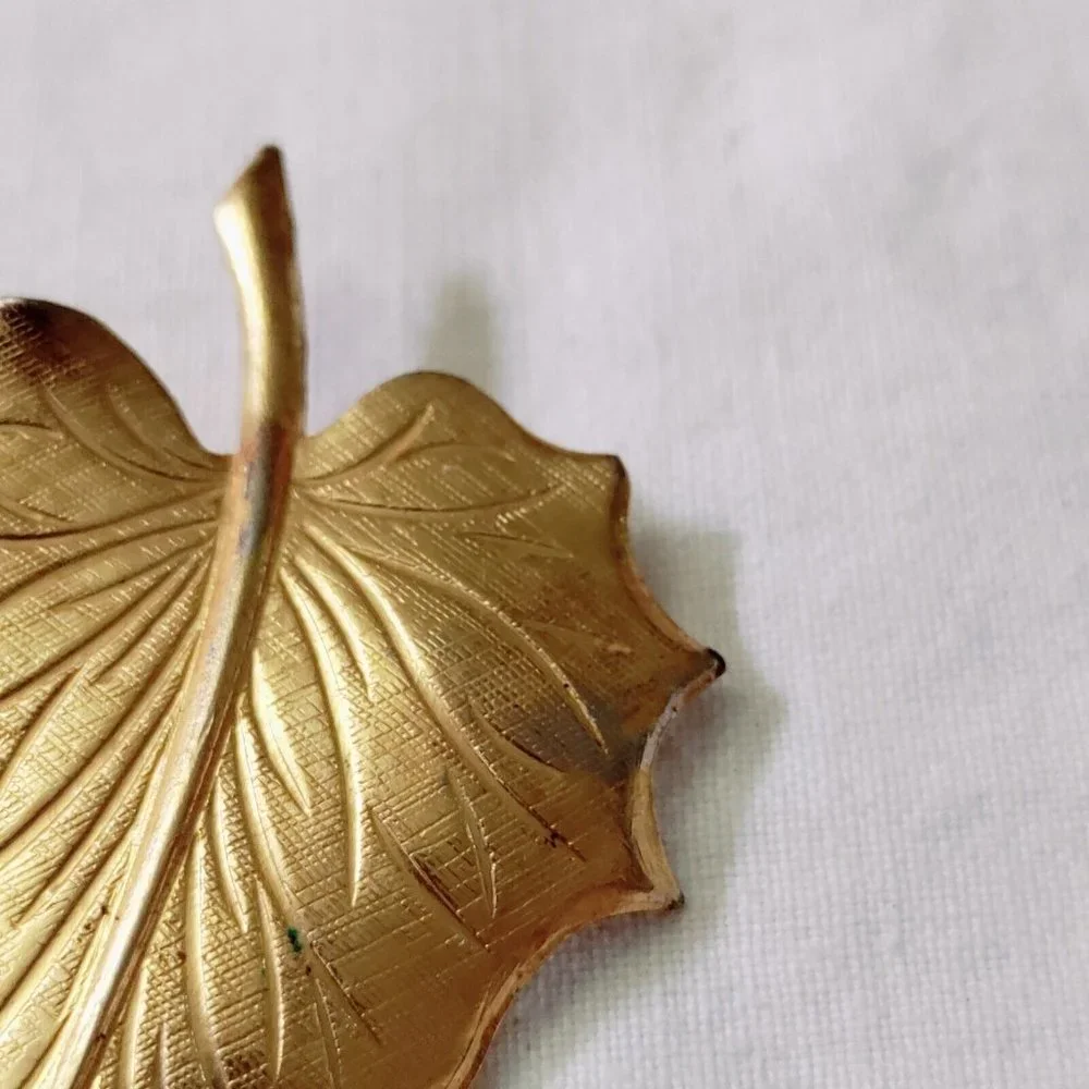 4/$20 Vintage Gold Tone Leaf Brooch Pin